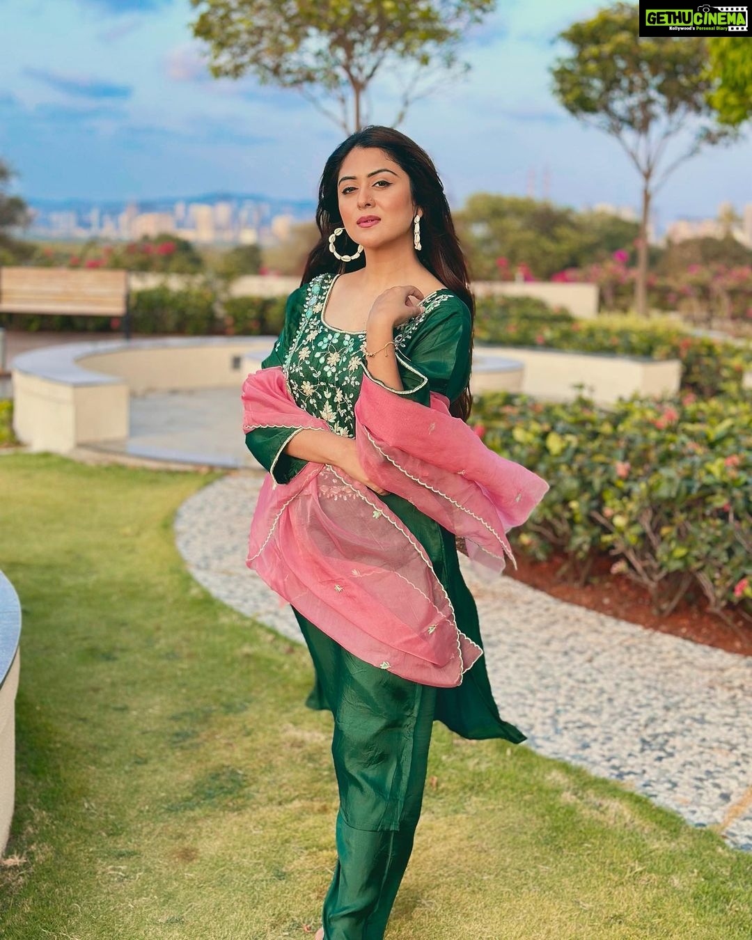 Falaq Naaz Instagram - Bloom and evolve πΈπ . . . Wearing-: @shakirathelabel . . . #picoftheday #outfits #falaqnaaz