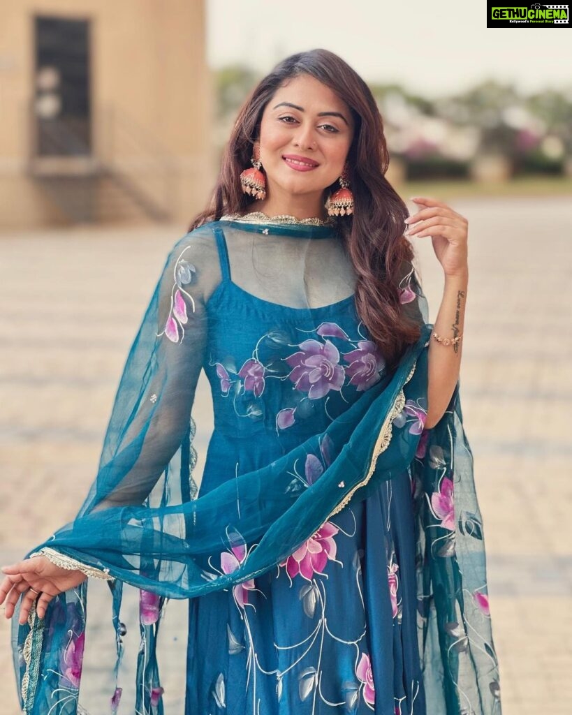 Falaq Naaz Instagram - 💙💙💙💙 . . . Outfit-: @aachho PR-: @dinky_nirh 💙 . . . #trendingnow #outfit #falaqnaaz #collaboration #foryou #picoftheday #ootd