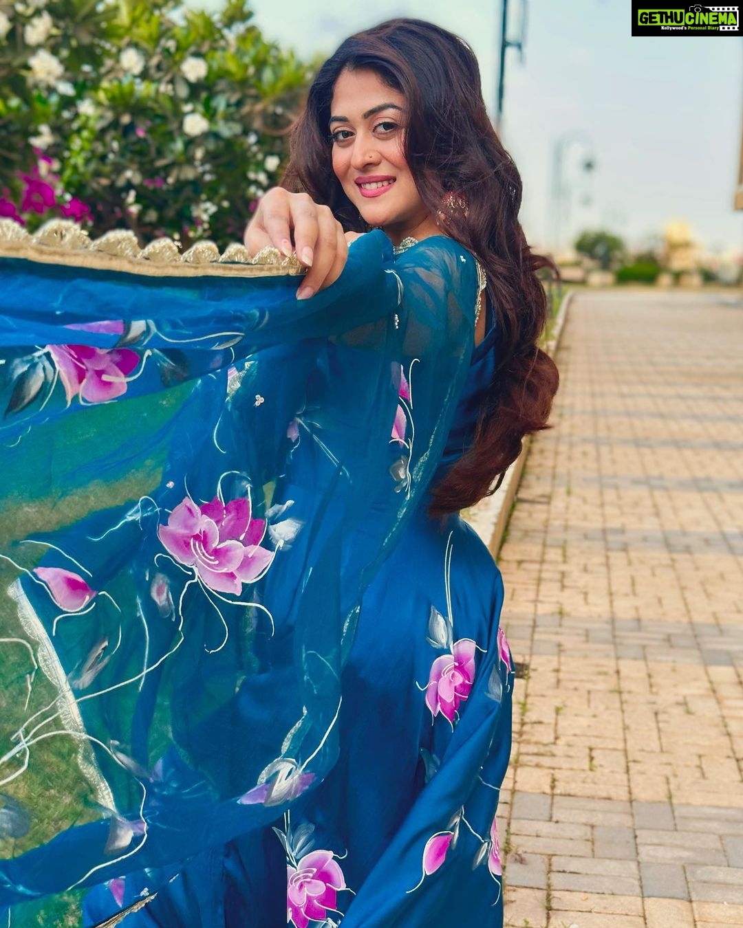 Falaq Naaz Instagram - 💙💙💙💙 . . . Outfit-: @aachho PR-: @dinky_nirh 💙 . . . #trendingnow #outfit #falaqnaaz #collaboration #foryou #picoftheday #ootd