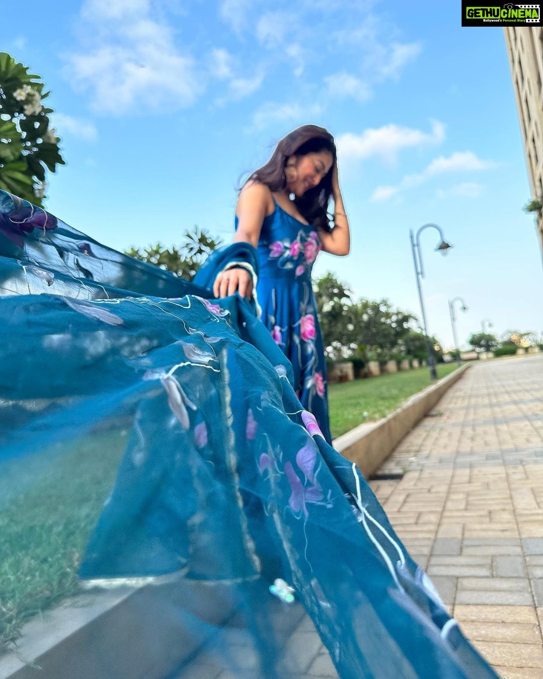 Falaq Naaz Instagram - 💙💙💙💙 . . . Outfit-: @aachho PR-: @dinky_nirh 💙 . . . #trendingnow #outfit #falaqnaaz #collaboration #foryou #picoftheday #ootd