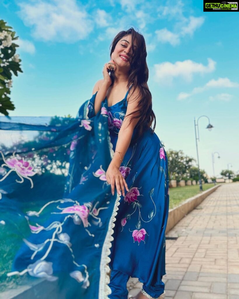 Falaq Naaz Instagram - 💙💙💙💙 . . . Outfit-: @aachho PR-: @dinky_nirh 💙 . . . #trendingnow #outfit #falaqnaaz #collaboration #foryou #picoftheday #ootd