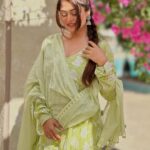 Falaq Naaz Instagram - 🌸 . . . Outfit-: @tara_c_tara Pr-: @maverick.communication01 @_prithaa_ . . . #picoftheday #falaqnaaz #sunkissed