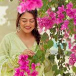Falaq Naaz Instagram - 🌸 . . . Outfit-: @tara_c_tara Pr-: @maverick.communication01 @_prithaa_ . . . #picoftheday #falaqnaaz #sunkissed