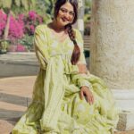 Falaq Naaz Instagram - Main uske khyal se niklu to kahan jau, Wo meri soch ke har raste pe nazar ata hai❤️ . . . Outfit-: @tara_c_tara Pr-: @maverick.communication01 @_prithaa_ . . . #picoftheday #falaqnaaz #sunkissed