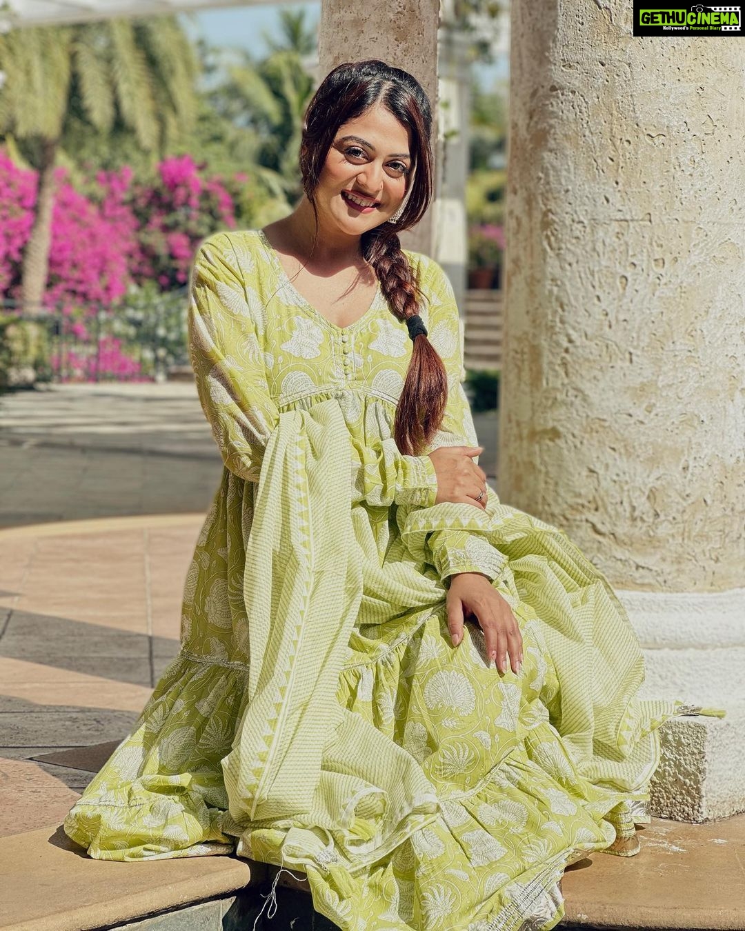 Falaq Naaz Instagram - Main uske khyal se niklu to kahan jau, Wo meri soch ke har raste pe nazar ata hai❤️ . . . Outfit-: @tara_c_tara Pr-: @maverick.communication01 @_prithaa_ . . . #picoftheday #falaqnaaz #sunkissed
