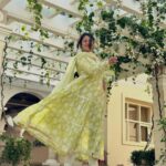 Falaq Naaz Instagram - Main uske khyal se niklu to kahan jau, Wo meri soch ke har raste pe nazar ata hai❤️ . . . Outfit-: @tara_c_tara Pr-: @maverick.communication01 @_prithaa_ . . . #picoftheday #falaqnaaz #sunkissed