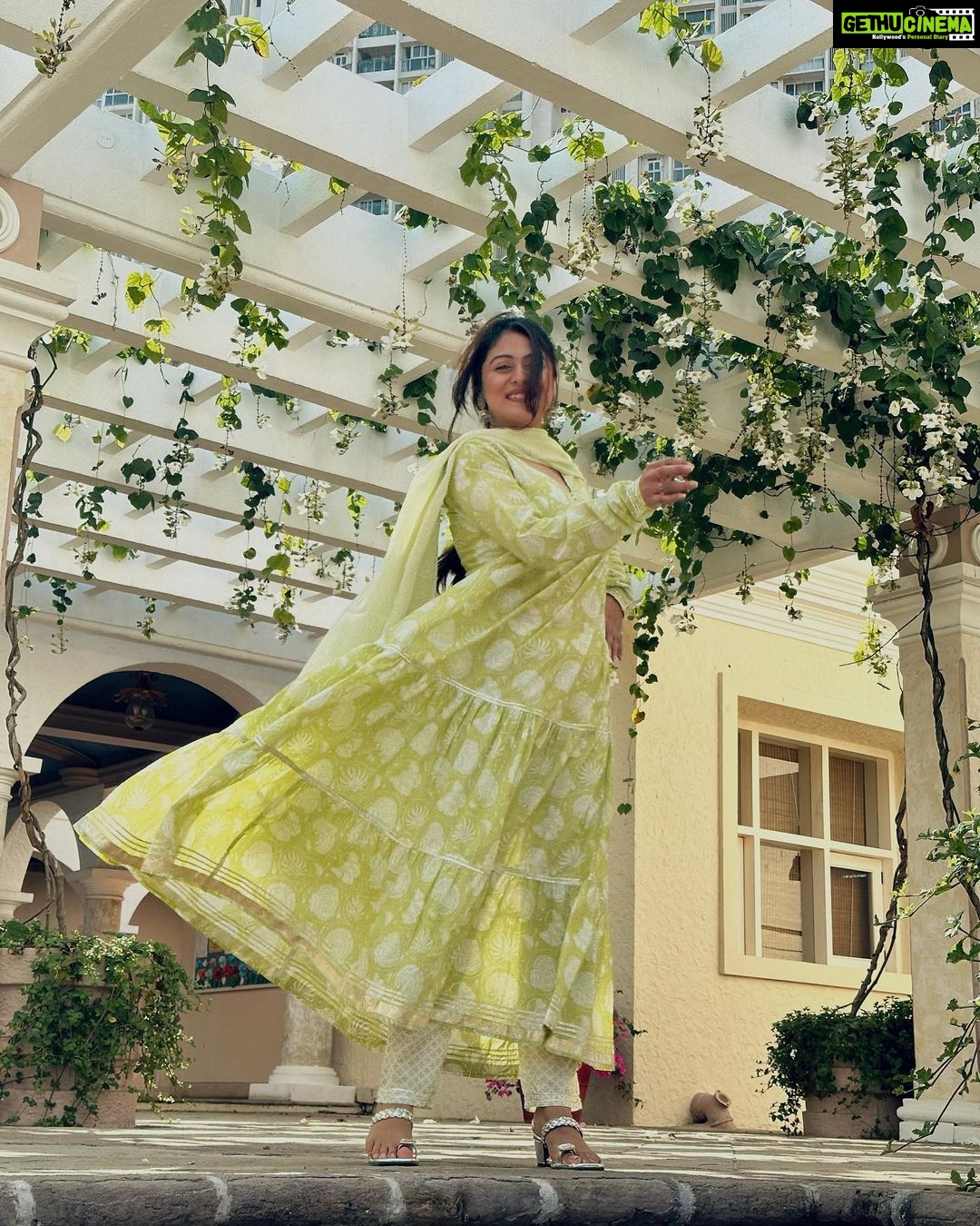 Falaq Naaz Instagram - Main uske khyal se niklu to kahan jau, Wo meri soch ke har raste pe nazar ata hai❤️ . . . Outfit-: @tara_c_tara Pr-: @maverick.communication01 @_prithaa_ . . . #picoftheday #falaqnaaz #sunkissed