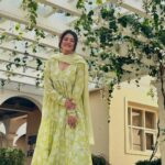 Falaq Naaz Instagram - Main uske khyal se niklu to kahan jau, Wo meri soch ke har raste pe nazar ata hai❤️ . . . Outfit-: @tara_c_tara Pr-: @maverick.communication01 @_prithaa_ . . . #picoftheday #falaqnaaz #sunkissed