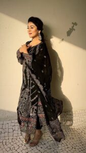 Falaq Naaz Instagram - 🤍🤍🤍
.
.
.
Wearing-: @srclothingpalette_official 
Jhumka-: @justjadaujewellery 
.
.
.
#reelsinstagram #falaqnaaz #trendingreels #viral #accessories #outfitoftheday