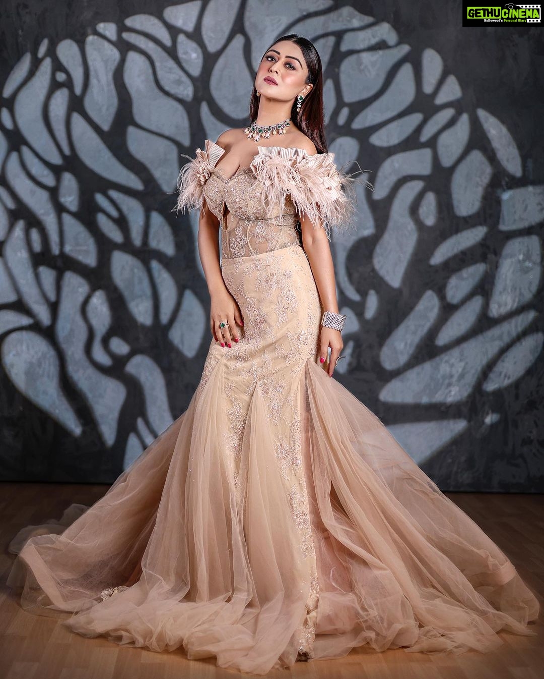 Falaq Naaz Instagram - A new era of me 🌹 . . Photographer : @makebaphotography Make up : @makeoverbysejalthakkar @celebsmakeupbysejal Hair - @kamalpalanhairstylist Styling : @purvabansal5 Outfit - @amadicoutureofficial Jewellery- @sejalcreation23 Managed By - @trending_influencers . . #falaqnaaz #falaqian #falaqkifauj #gown #fashion #bbott2 #lookoftheday #classy