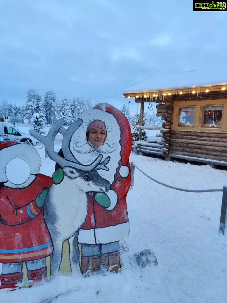 Falguni Rajani Instagram - Merry xmas to u all insta family❄️☃️🌲🎀🎁 #xmas #santaclausvillage #snowfall #auroraborealis #lapland #reindeer #arcticcircle #instareelviral #trendingreels #viralvideos Ivalo