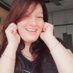 Falguni Rajani Instagram - for the very first time tried to sing my fav song i am not a trained singer ( only bathroom singer😃) so sari galti maaf 😊🙏 achha lage toh please comment #singing #firsttime #favoritesong #reels #viralvideos #instagood #instagram