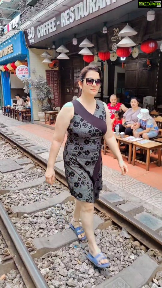 Falguni Rajani Instagram - Akele hai to kya gum hai💪🇻🇳 #trainstreet #hanoi #vietnam #solotraveller #backpackerslife #nomad #couchsurfing #funnyreels #viralreels #viralvideos #reelkarofeelkaro Hanoi Train Street