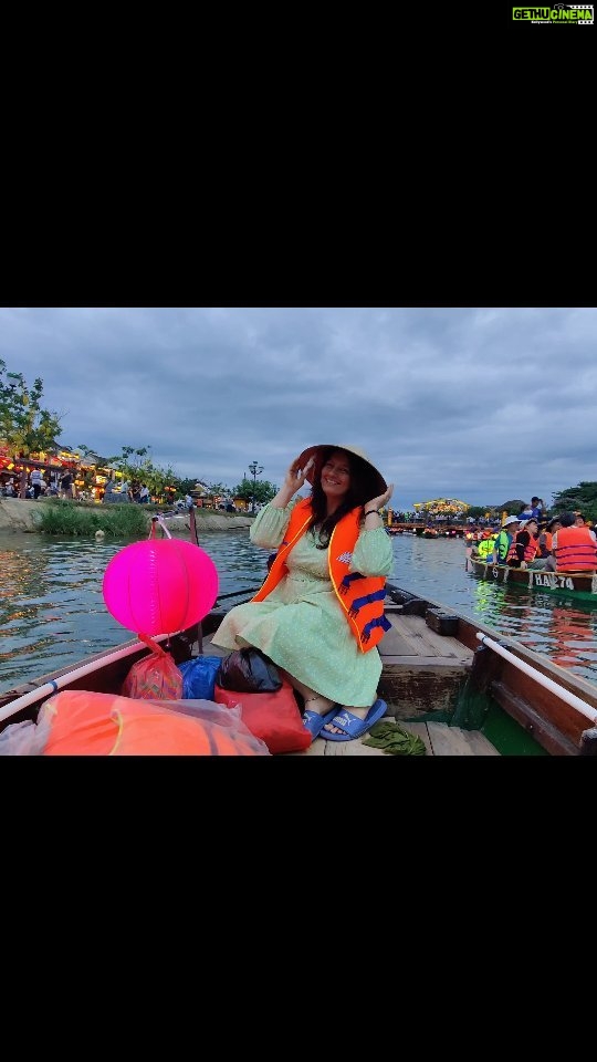 Falguni Rajani Instagram - Enjoy life❤️🏮 #boatride #vietnam #lanternfestival #hoian #solotraveller #backpackerslife #nomad #viralreels #trendingreels Hoian Ancient Town, Vietnam