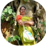 Fathima Babu Instagram - நம்மாழ்வார் போல் நம் ஆரண்யாவும் பேர் பெற்று விளங்குவார். செடி, மரம், உரம், மூலிகை, இப்படி எந்த சந்தேகம் கேட்டாலும் மழலையை வாரி அணைத்து மடியில் இருத்தி கரம் கோர்த்து விரல் பிடித்து அட்சராப்யாஸம் போல சொல்லித் தரும் இவரின் நேசத்தில் குழைந்து போய் சந்தேகம் தெளிந்த பின்னும் அவர் வாய் பார்த்துக் கிடந்த நாட்கள் ஏராளம். கைத்தறி புடவை முதல் மழை மூங்கில் வரை முடவாட்டுக்கால் பொடி முதல் நாவல் விதை பொடி வரை இந்த மண்ணின் மகள் இந்தத் தாய் மண்ணிற்கு அளிக்கும் பரிசுகள் ஏராளம். நல்லா இருங்க பட்டு. பிறந்த நாள் வாழ்த்துகள் தங்கமே.