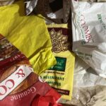 Fathima Babu Instagram - பொருட்கள் வாங்கும்போது கூடவே விதவிதமான பைகளும் கிடைக்கும். பிறிதொரு பொழுதில் பயன்படும் என எடுத்தும் வைப்போம். வெளியே எடுத்துச் செல்லவோ பொருட்களைக் கொடுத்தனுப்பவோ அவசரத்துக்குத் தேடினால் கிடைக்காது. அறையை ஒழுங்கு படுத்தும்போது மூட்டை மூட்டையாக ஒளிந்திருந்த இடத்திலிருந்து வெளிப்படும். கண்ணை மூடித் தூக்கிப் போடாவிடில் மீண்டும் கண்ணாமூச்சி ஆடும். ஒவ்வொண்ணும் எங்கே எடுத்து வைக்கிறோம்னு நினைவடுக்குகளில் செருகி வைப்பது துன்பியலின் நல்லுதாரணம்