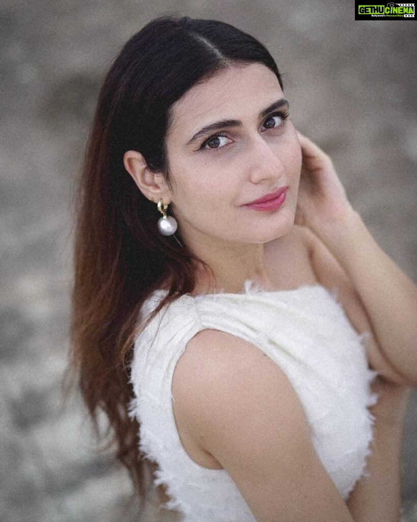 Fatima Sana Shaikh Instagram - 🕊🕊🕊 Styled by @its_mariyamm Outfit:- @therealblife Jewellery:- @goldenwindow @ascend.rohank Clutch:- @oceana_clutches