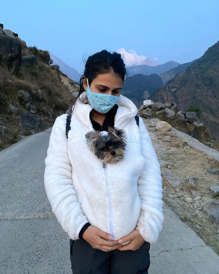 Fatima Sana Shaikh Instagram - Photo dump of pictures with bijlee ❤️ ❤️ ❤️ Cuz why not? From waking me up In the mornings to hiking up the mountains. Travelling with her is always the best. Best girl!! #bijlee #pyaari #jaan