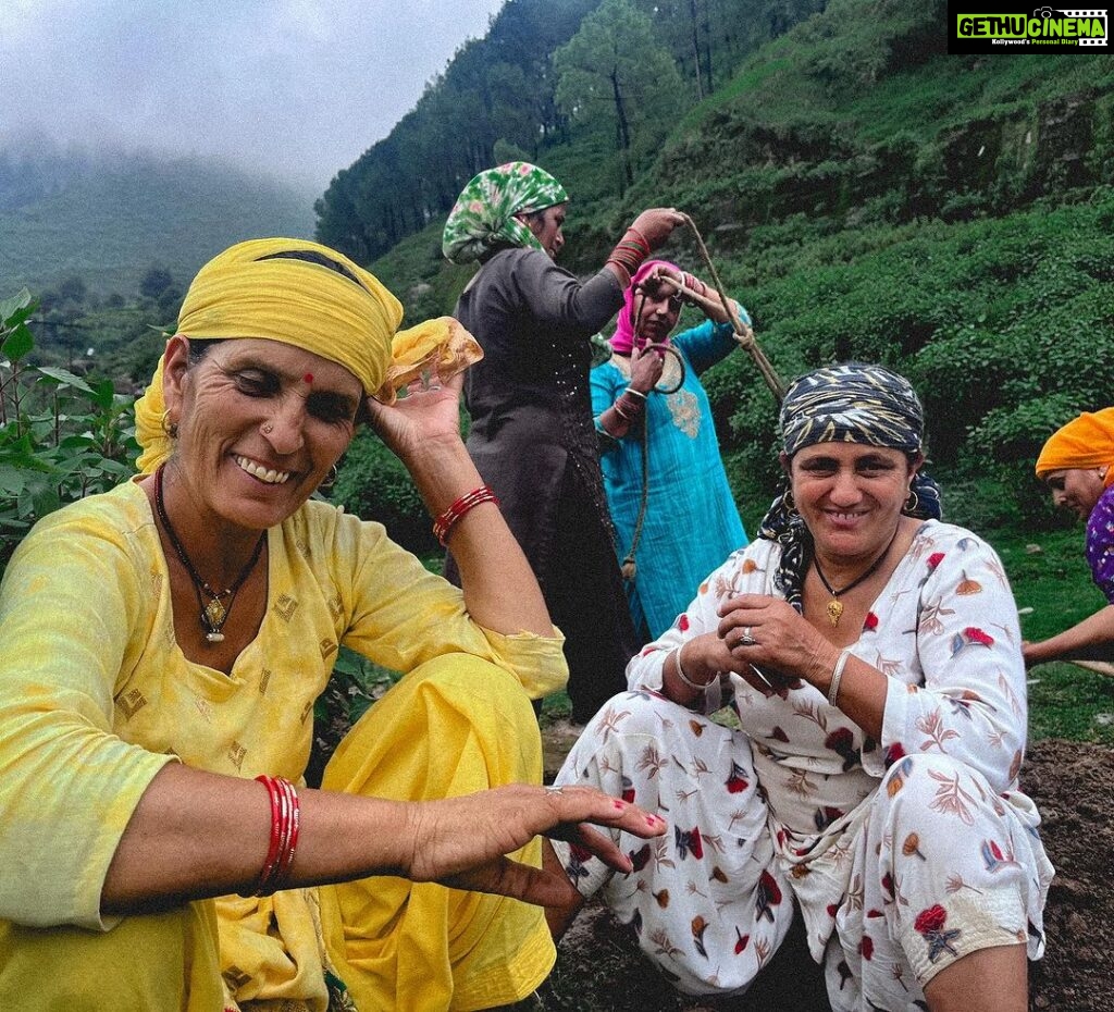 Fatima Sana Shaikh Instagram - Best part about travelling is ke I end up meeting really amazing people. Almost ek ghanta bitaaya in ke saath. Khoob saari baat ki aur dher saari kahaaniyaan suni. #pyaarelog Dharamshala, Himachal Pradesh..