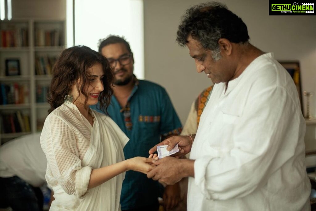 Fatima Sana Shaikh Instagram - Shagun ke 101 rupaye film shuru hone se pehle and what a better day than Saraswati puja. @anuragbasuofficial #metroinndino Was so lucky to have @tarunchouhan_ph to capture these lovely moments. Thanks dost.