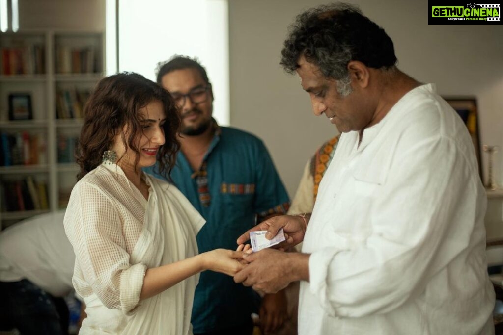 Fatima Sana Shaikh Instagram - Shagun ke 101 rupaye film shuru hone se pehle and what a better day than Saraswati puja. @anuragbasuofficial #metroinndino Was so lucky to have @tarunchouhan_ph to capture these lovely moments. Thanks dost.