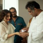 Fatima Sana Shaikh Instagram – Shagun ke 101 rupaye film shuru hone se pehle and what a better day than Saraswati puja. @anuragbasuofficial 
#metroinndino 

Was so lucky to have @tarunchouhan_ph to capture these lovely moments. Thanks dost.