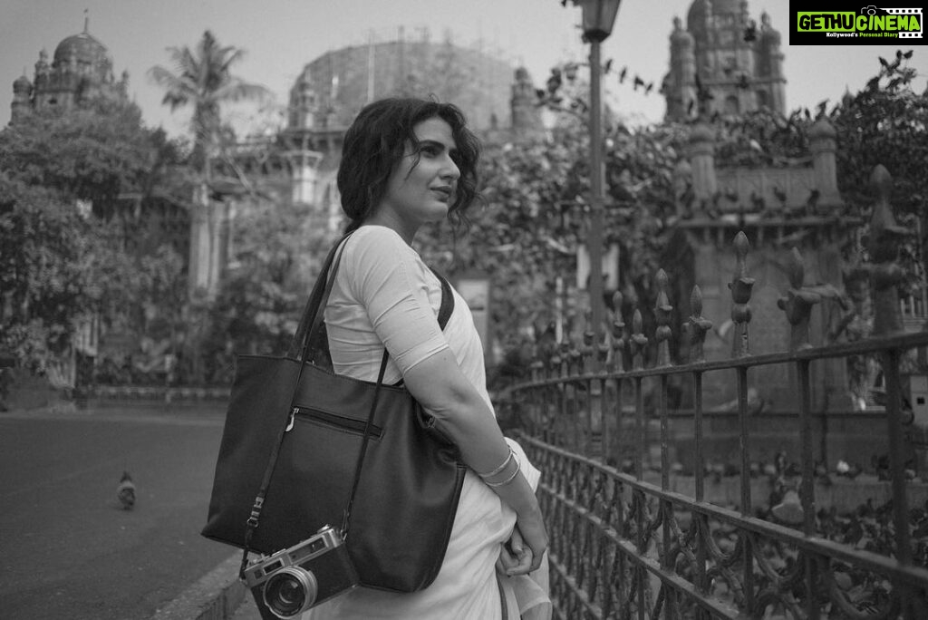 Fatima Sana Shaikh Instagram - जो बात महीनों में ख़ुश्क तक़रीरों से नहीं समझाई जा सकती, चुटकियों में एक फ़िल्म के ज़रीये से ज़हन नशीन कराई जा सकती है। - सआदत हसन मंटो . Shot by - @tarunchouhan_ph ✨🌼 . Outfit - @raw_mango ✨