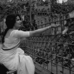 Fatima Sana Shaikh Instagram - जो बात महीनों में ख़ुश्क तक़रीरों से नहीं समझाई जा सकती, चुटकियों में एक फ़िल्म के ज़रीये से ज़हन नशीन कराई जा सकती है। - सआदत हसन मंटो . Shot by - @tarunchouhan_ph ✨🌼 . Outfit - @raw_mango ✨