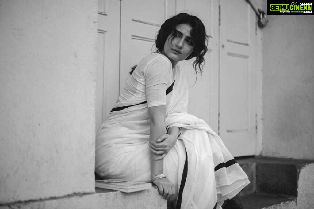 Fatima Sana Shaikh Instagram - फिल्मों को कामयाब बनाने और सितारे पैदा करने के लिए हमें सितारा-शनास निगाहों की ज़रूरत है। - सआदत हसन मंटो . Shot by - @tarunchouhan_ph 🌸 . Outfit - @raw_mango 💐