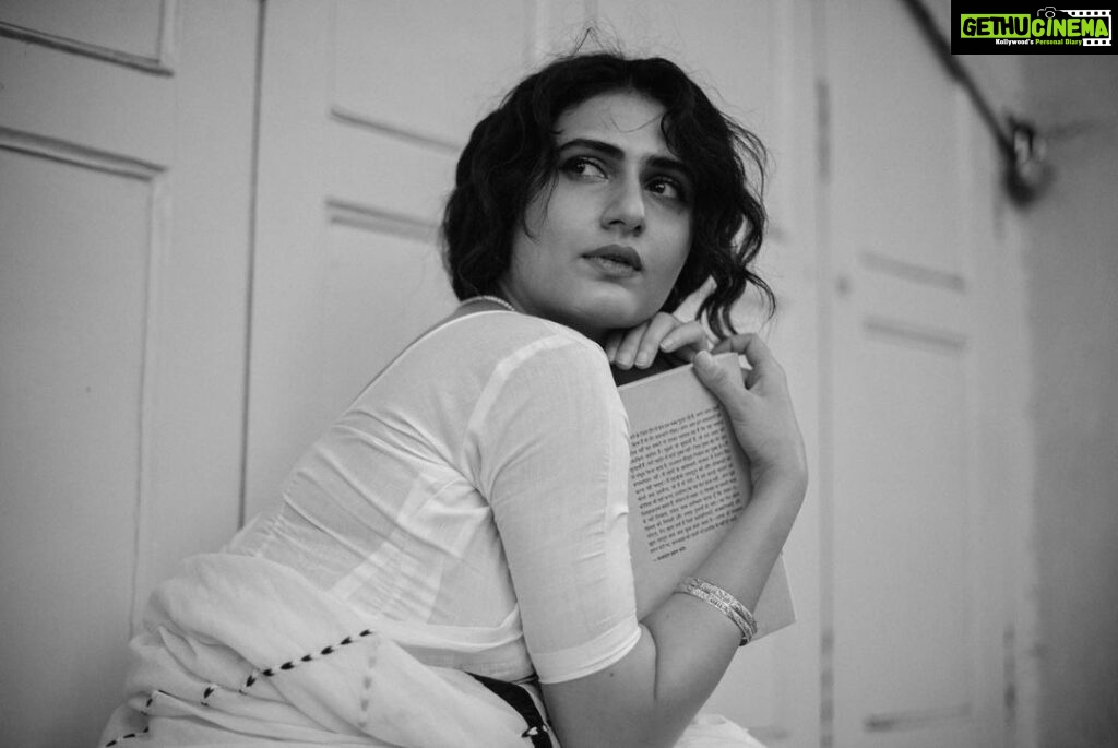 Fatima Sana Shaikh Instagram - फिल्मों को कामयाब बनाने और सितारे पैदा करने के लिए हमें सितारा-शनास निगाहों की ज़रूरत है। - सआदत हसन मंटो . Shot by - @tarunchouhan_ph 🌸 . Outfit - @raw_mango 💐