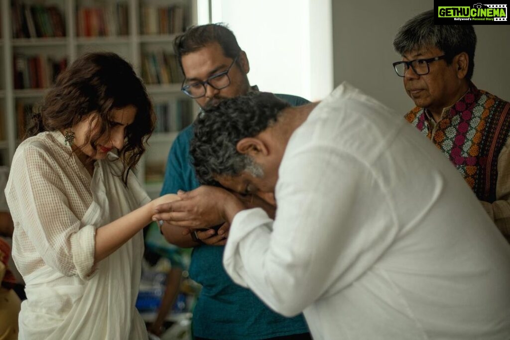 Fatima Sana Shaikh Instagram - Shagun ke 101 rupaye film shuru hone se pehle and what a better day than Saraswati puja. @anuragbasuofficial #metroinndino Was so lucky to have @tarunchouhan_ph to capture these lovely moments. Thanks dost.