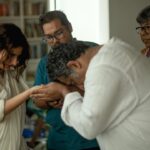 Fatima Sana Shaikh Instagram – Shagun ke 101 rupaye film shuru hone se pehle and what a better day than Saraswati puja. @anuragbasuofficial 
#metroinndino 

Was so lucky to have @tarunchouhan_ph to capture these lovely moments. Thanks dost.