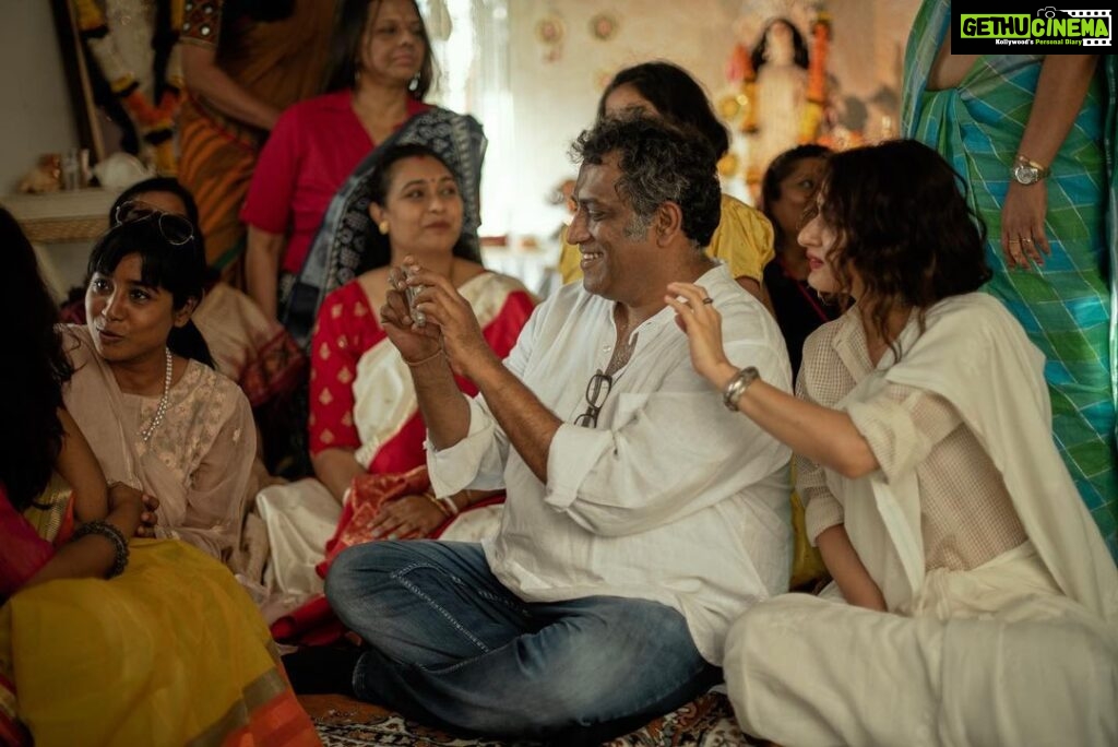 Fatima Sana Shaikh Instagram - Shagun ke 101 rupaye film shuru hone se pehle and what a better day than Saraswati puja. @anuragbasuofficial #metroinndino Was so lucky to have @tarunchouhan_ph to capture these lovely moments. Thanks dost.