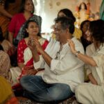 Fatima Sana Shaikh Instagram – Shagun ke 101 rupaye film shuru hone se pehle and what a better day than Saraswati puja. @anuragbasuofficial 
#metroinndino 

Was so lucky to have @tarunchouhan_ph to capture these lovely moments. Thanks dost.