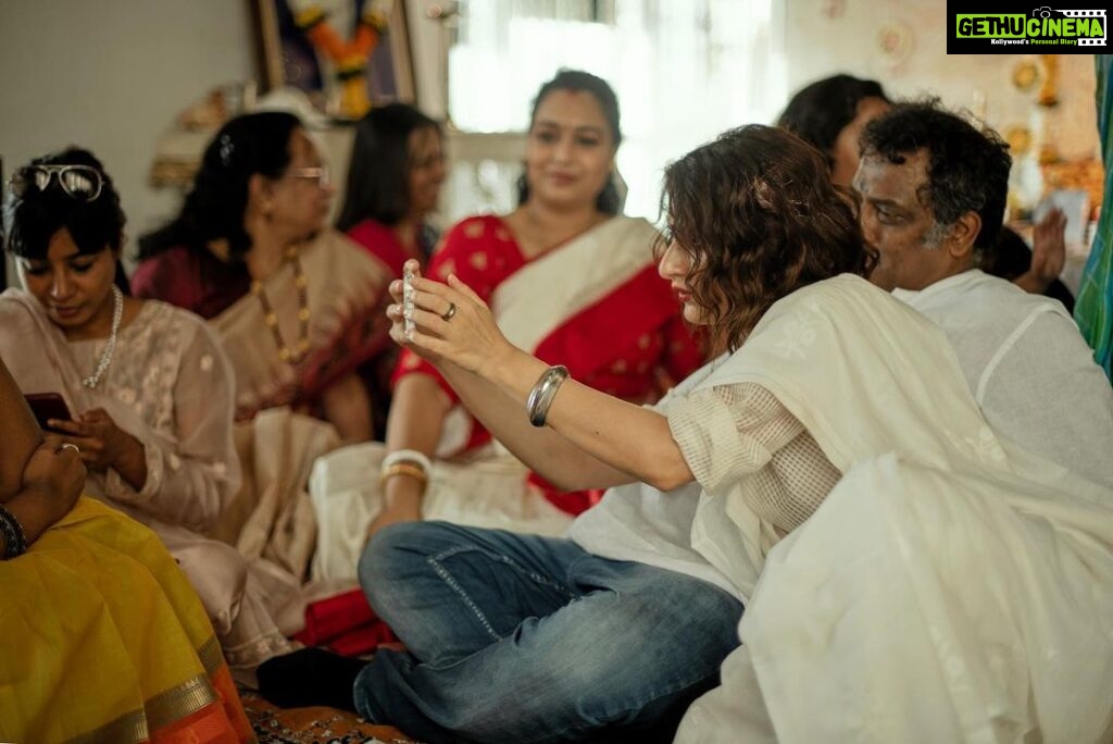 Fatima Sana Shaikh Instagram - Shagun ke 101 rupaye film shuru hone se pehle and what a better day than Saraswati puja. @anuragbasuofficial #metroinndino Was so lucky to have @tarunchouhan_ph to capture these lovely moments. Thanks dost.