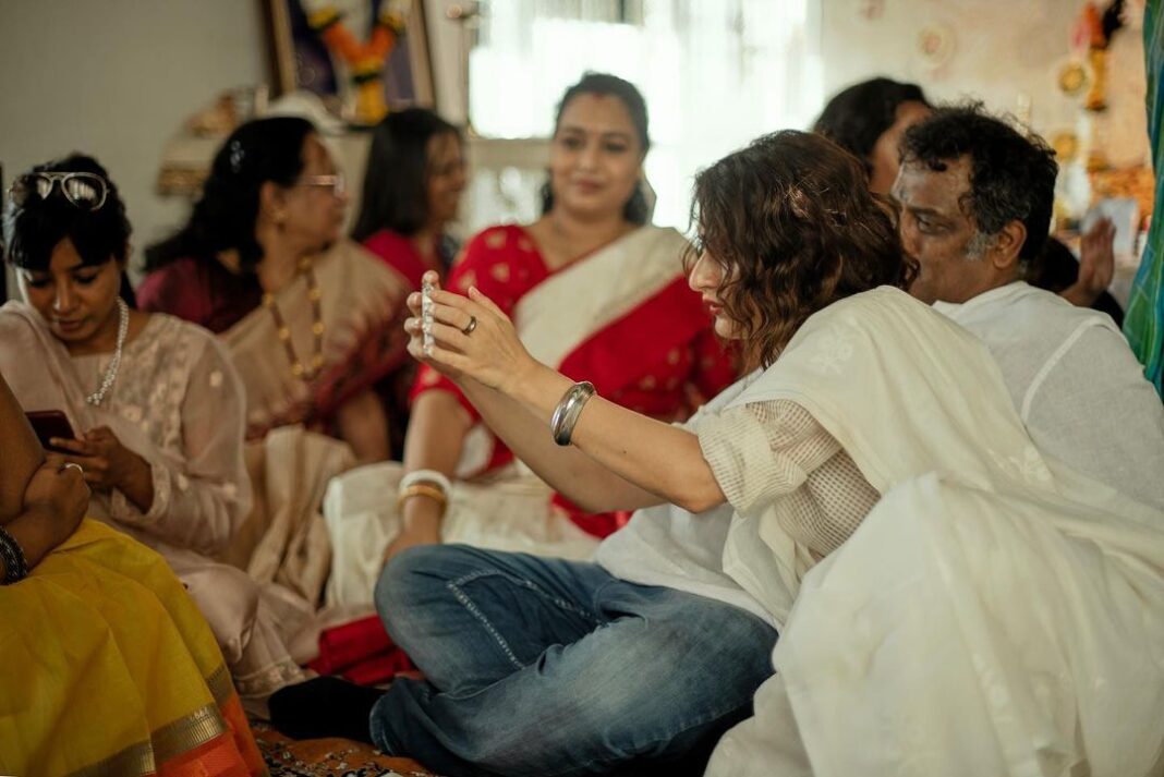 Fatima Sana Shaikh Instagram - Shagun ke 101 rupaye film shuru hone se pehle and what a better day than Saraswati puja. @anuragbasuofficial #metroinndino Was so lucky to have @tarunchouhan_ph to capture these lovely moments. Thanks dost.