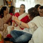 Fatima Sana Shaikh Instagram – Shagun ke 101 rupaye film shuru hone se pehle and what a better day than Saraswati puja. @anuragbasuofficial 
#metroinndino 

Was so lucky to have @tarunchouhan_ph to capture these lovely moments. Thanks dost.