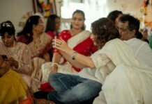 Fatima Sana Shaikh Instagram - Shagun ke 101 rupaye film shuru hone se pehle and what a better day than Saraswati puja. @anuragbasuofficial #metroinndino Was so lucky to have @tarunchouhan_ph to capture these lovely moments. Thanks dost.