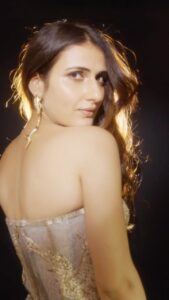 Fatima Sana Shaikh Instagram - Happy new year :) (8 din late) :p #firstpostoftheyear @florianhurel @akshitas11 @sashajairam @eliferousbysrishtikaur @shantanunikhil Reel: @abhishek4reel