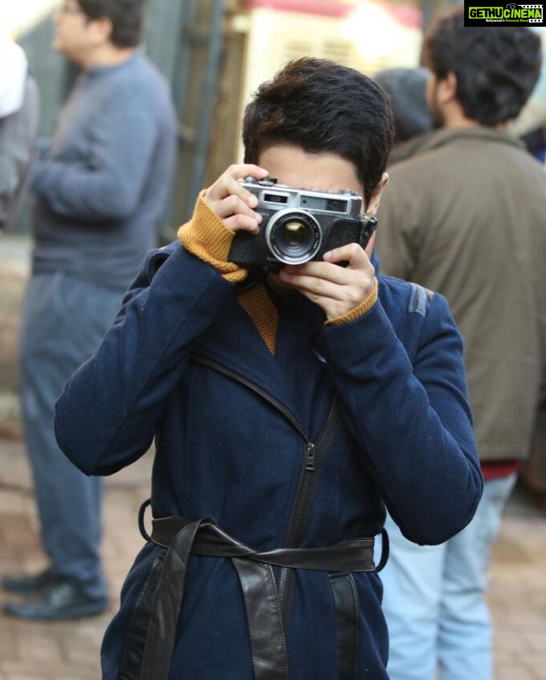 Fatima Sana Shaikh Instagram - Mausam alag, sheher alag, hum bhi alag.. Par, Camera humesha saath main ❤️ happy world photography days doston. #worldphotographyday