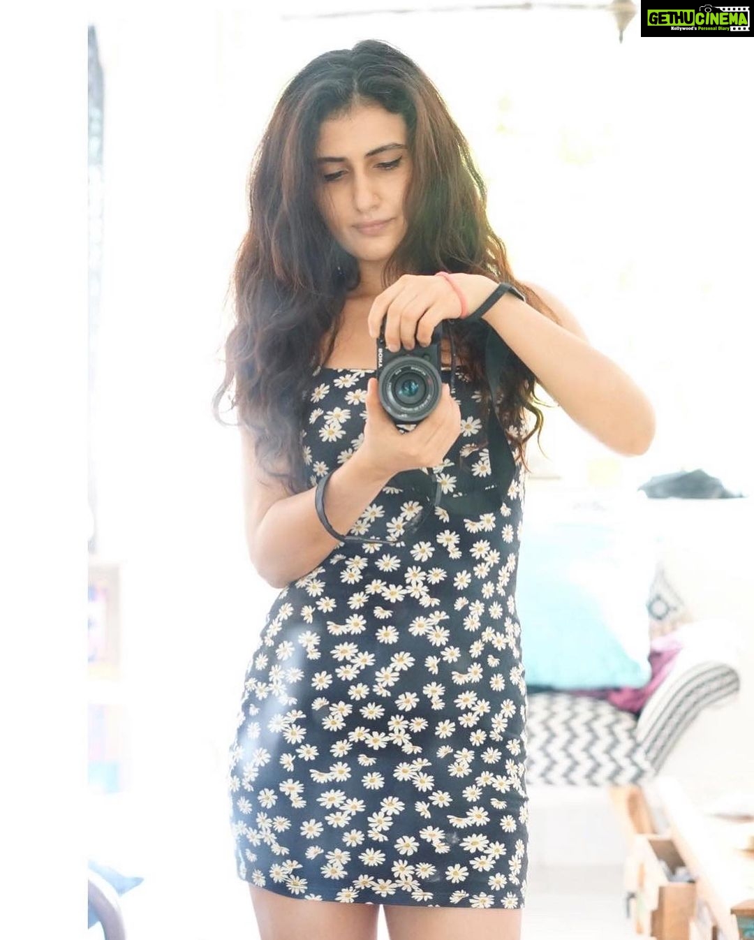 Fatima Sana Shaikh Instagram - Mausam alag, sheher alag, hum bhi alag.. Par, Camera humesha saath main ❤️ happy world photography days doston. #worldphotographyday