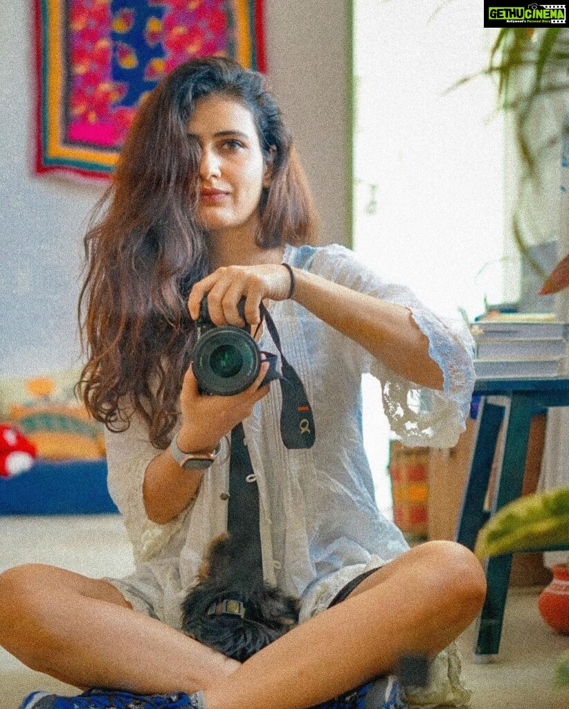 Fatima Sana Shaikh Instagram - Mausam alag, sheher alag, hum bhi alag.. Par, Camera humesha saath main ❤ happy world photography days doston. #worldphotographyday