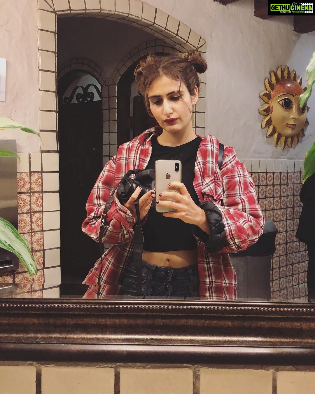 Fatima Sana Shaikh Instagram - Mausam alag, sheher alag, hum bhi alag.. Par, Camera humesha saath main ❤️ happy world photography days doston. #worldphotographyday