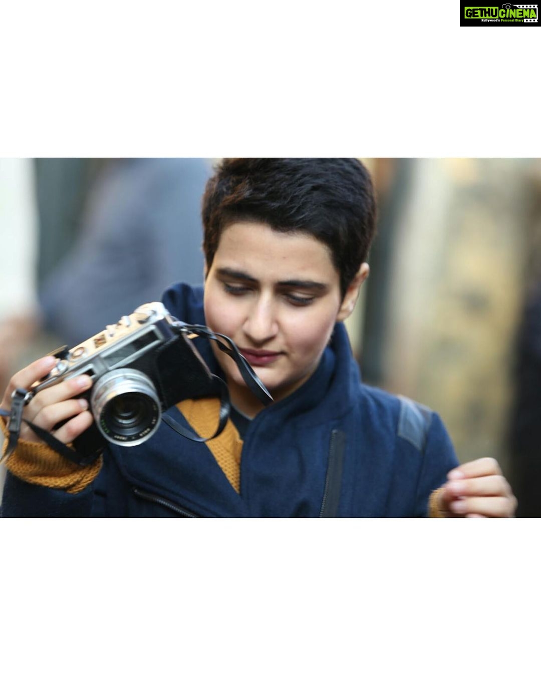 Fatima Sana Shaikh Instagram - Mausam alag, sheher alag, hum bhi alag.. Par, Camera humesha saath main ❤️ happy world photography days doston. #worldphotographyday