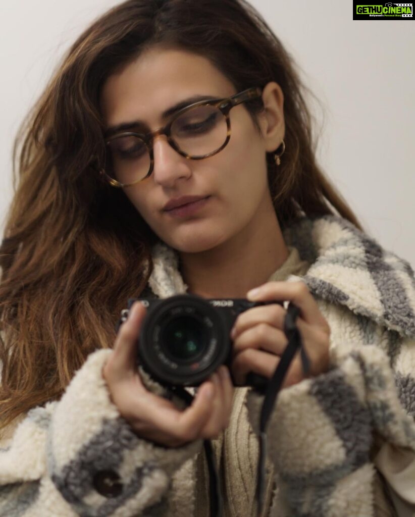Fatima Sana Shaikh Instagram - Mausam alag, sheher alag, hum bhi alag.. Par, Camera humesha saath main ❤️ happy world photography days doston. #worldphotographyday