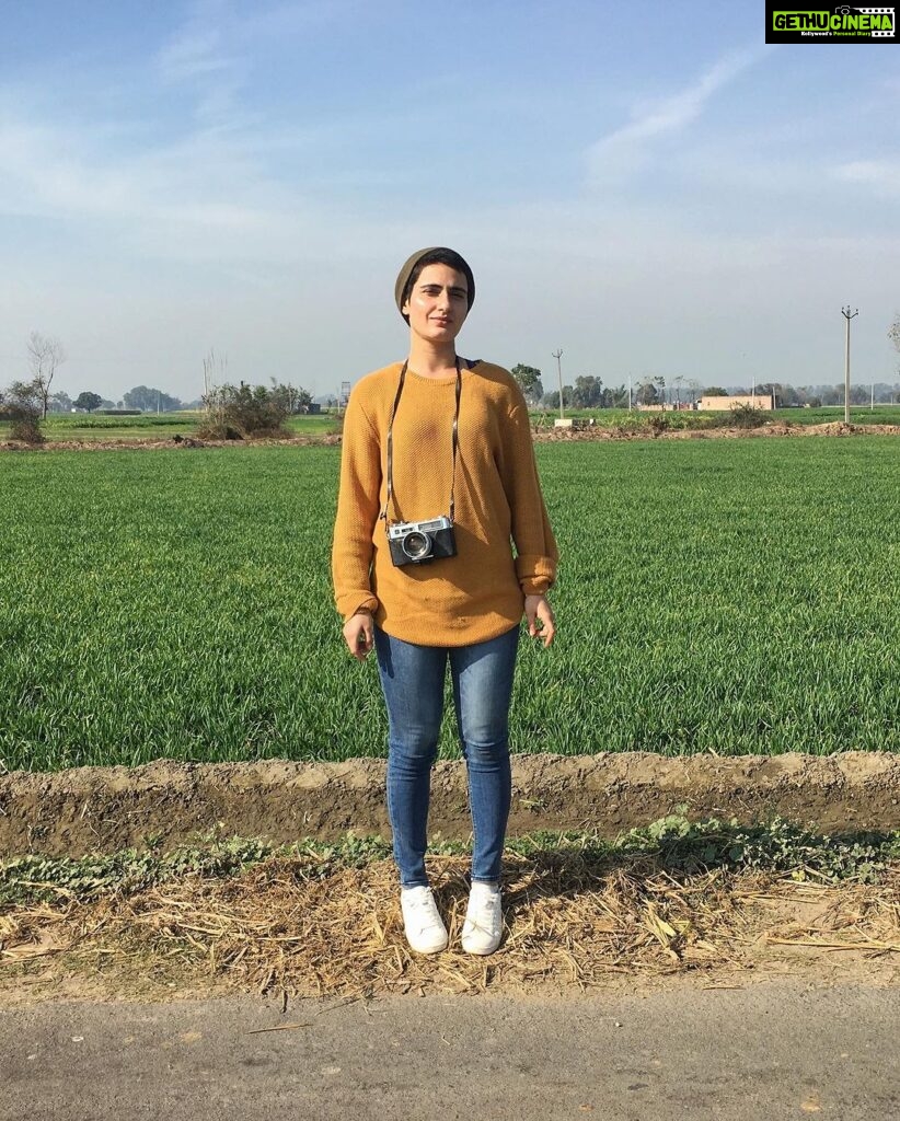 Fatima Sana Shaikh Instagram - Mausam alag, sheher alag, hum bhi alag.. Par, Camera humesha saath main ❤ happy world photography days doston. #worldphotographyday