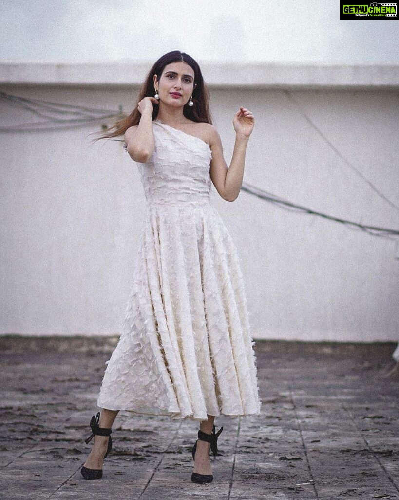 Fatima Sana Shaikh Instagram - 🕊️🕊️🕊️ Styled by @its_mariyamm Outfit:- @therealblife Jewellery:- @goldenwindow @ascend.rohank Clutch:- @oceana_clutches