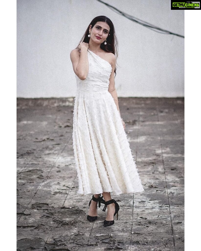 Fatima Sana Shaikh Instagram - 🕊🕊🕊 Styled by @its_mariyamm Outfit:- @therealblife Jewellery:- @goldenwindow @ascend.rohank Clutch:- @oceana_clutches