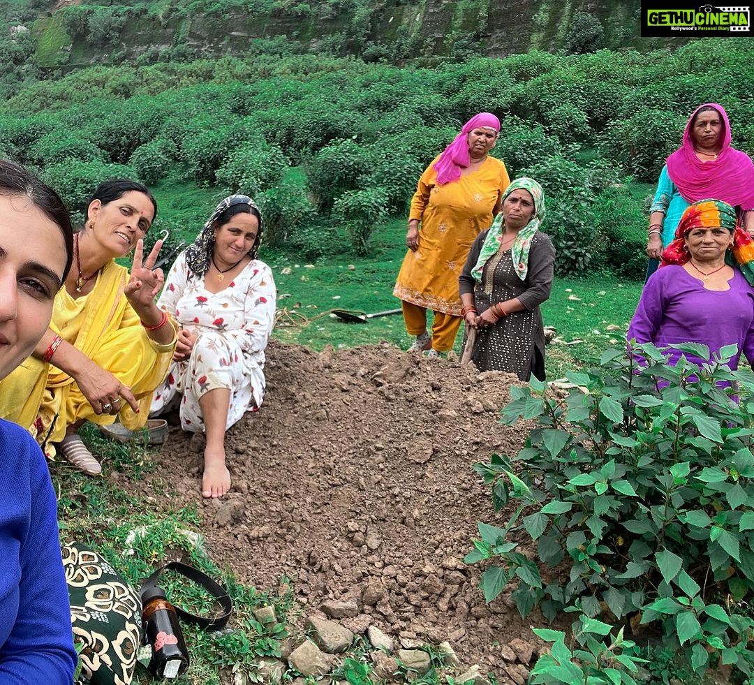 Fatima Sana Shaikh Instagram - Best part about travelling is ke I end up meeting really amazing people. Almost ek ghanta bitaaya in ke saath. Khoob saari baat ki aur dher saari kahaaniyaan suni. #pyaarelog Dharamshala, Himachal Pradesh..