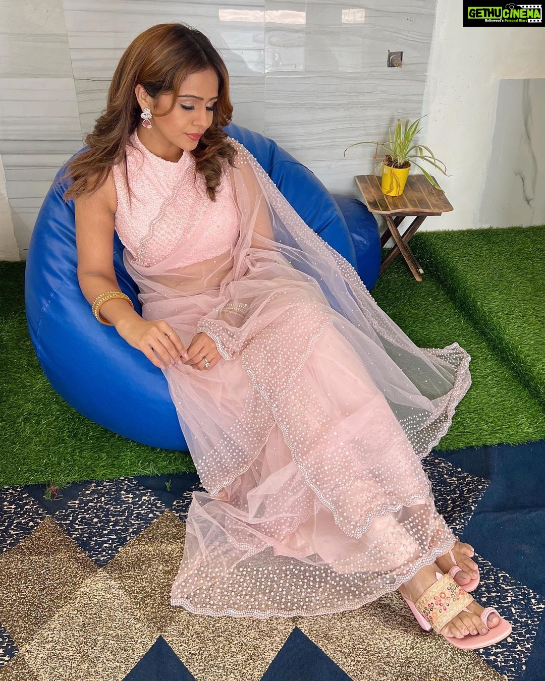 Fenil Umrigar Instagram - Lovin’ these beautiful pair of footwears from @irasoles 🌻